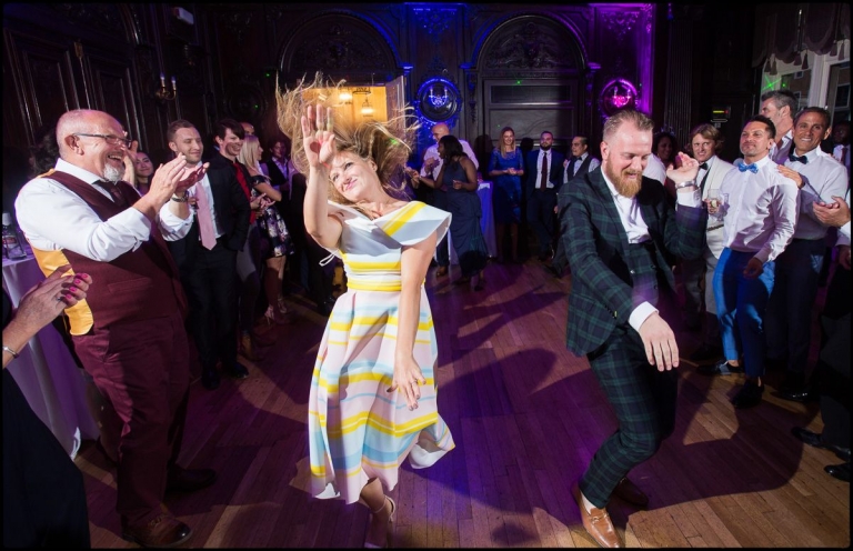 documentary wedding photo of the dancing 
