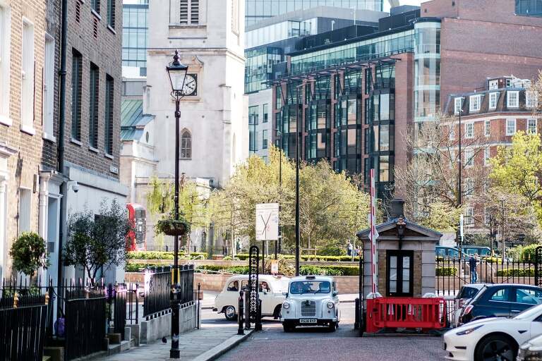 A white taxi with the bride arrives at Ely Place 